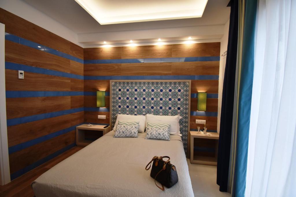 Postel nebo postele na pokoji v ubytování Melody Sorrento Suites