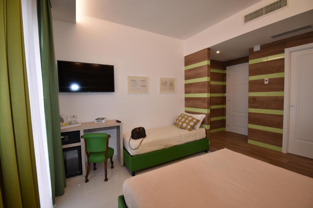 TV a/nebo společenská místnost v ubytování Melody Sorrento Suites