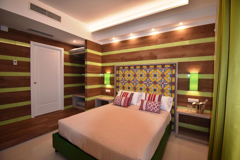 Postel nebo postele na pokoji v ubytování Melody Sorrento Suites