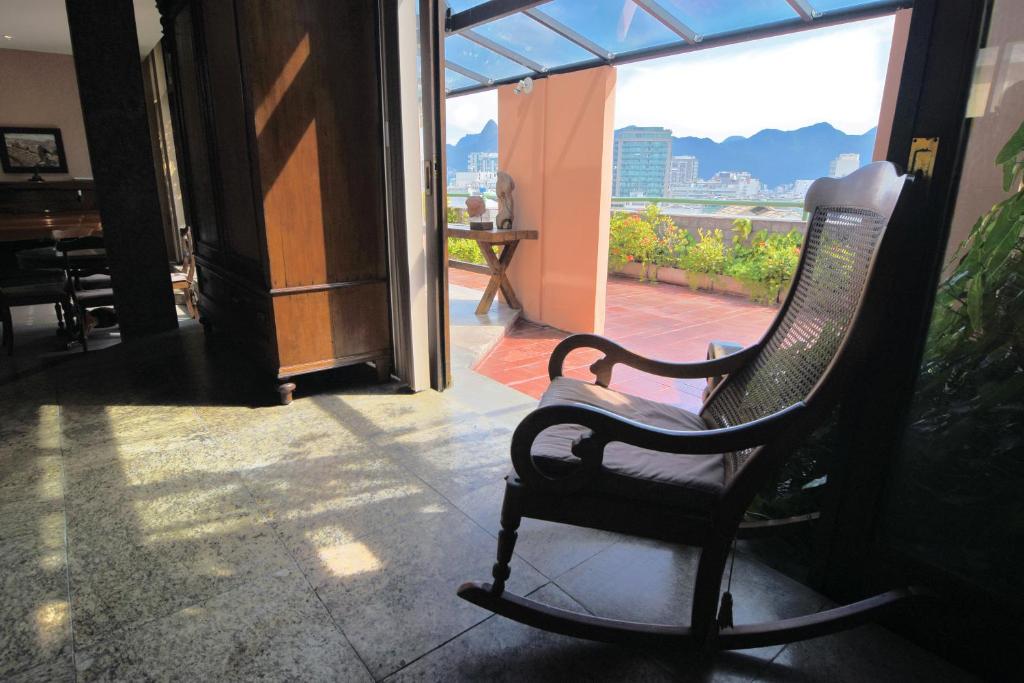  Ipanema's Beautiful Penthouse