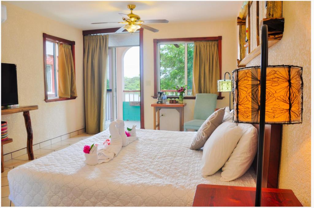 Lamanai Hotel & Marina - Deluxe King Room