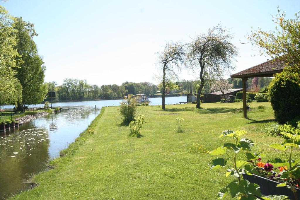 Fotografie z fotogalerie ubytování Schöne 3Zimmer Ferienwohnung direkt am Baalensee v destinaci Fürstenberg-Havel