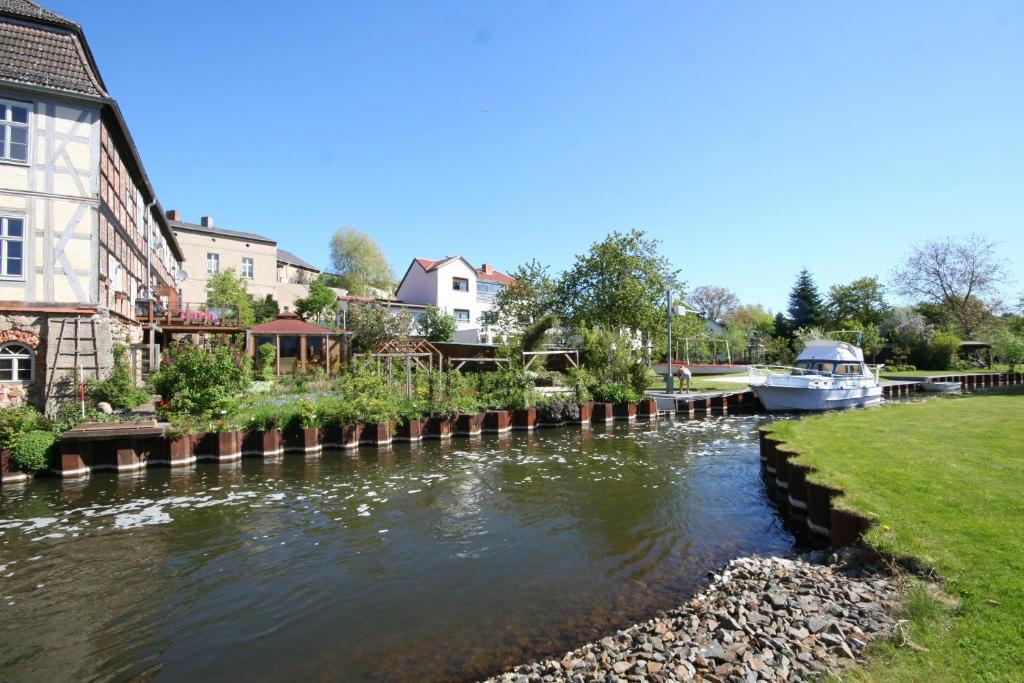 Fotografie z fotogalerie ubytování Schöne 3Zimmer Ferienwohnung direkt am Baalensee v destinaci Fürstenberg-Havel