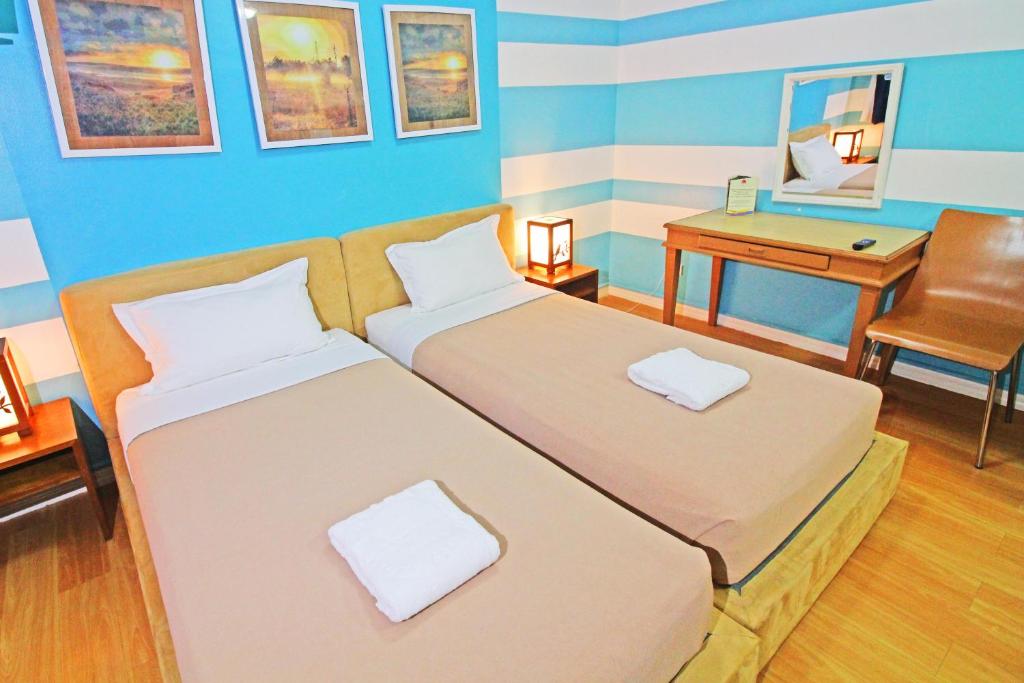 Säng eller sängar i ett rum på Caliraya Resort Club