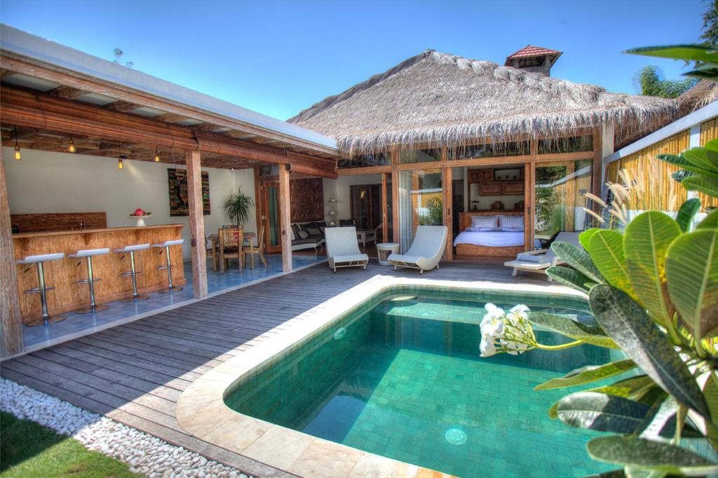 eine Villa mit einem Pool und einem Resort in der Unterkunft Kempas Villa in Gili Air
