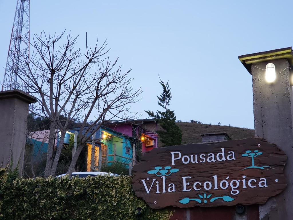 una señal que dice pueblo virago ecologista en Vila Ecológica Pousada Holística en Cambara do Sul