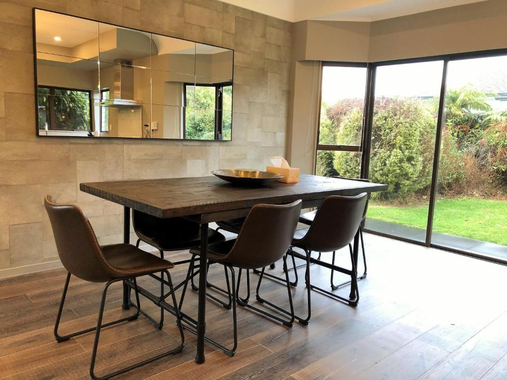 Luxury K-Lodge with Golf course view-Rotorua - Resim 16