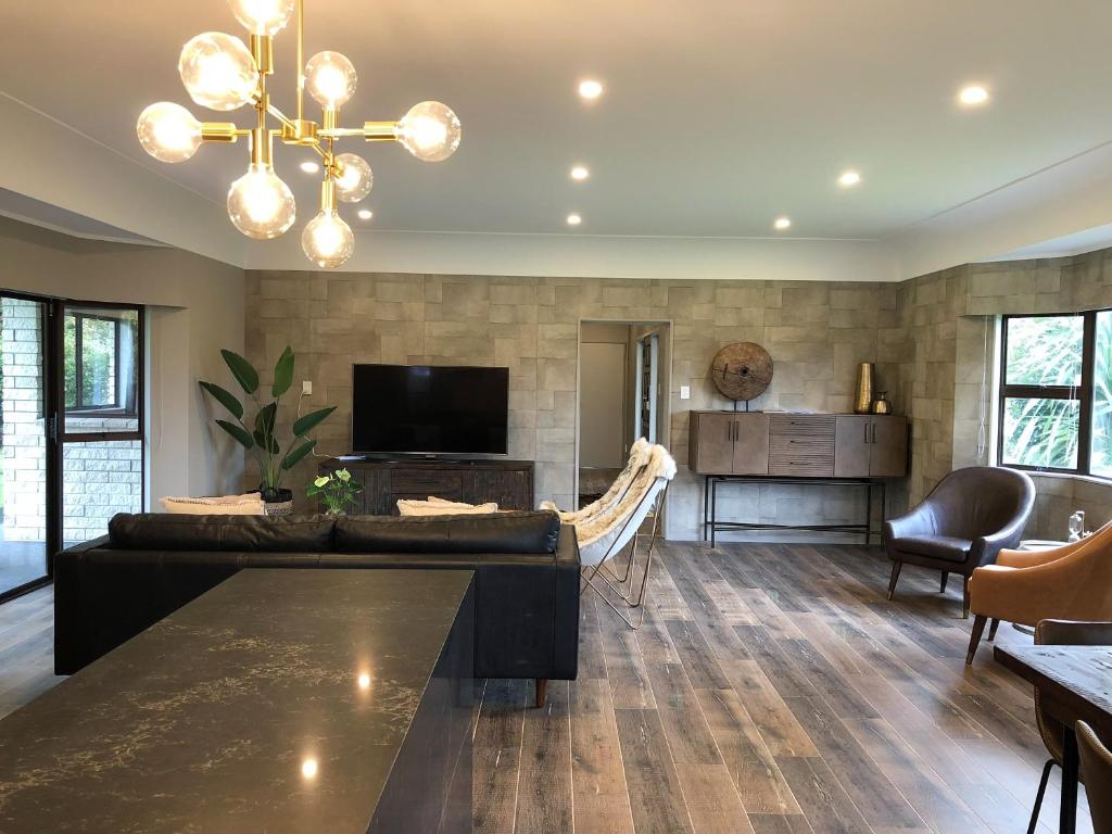 Luxury K-Lodge with Golf course view-Rotorua - Resim 5