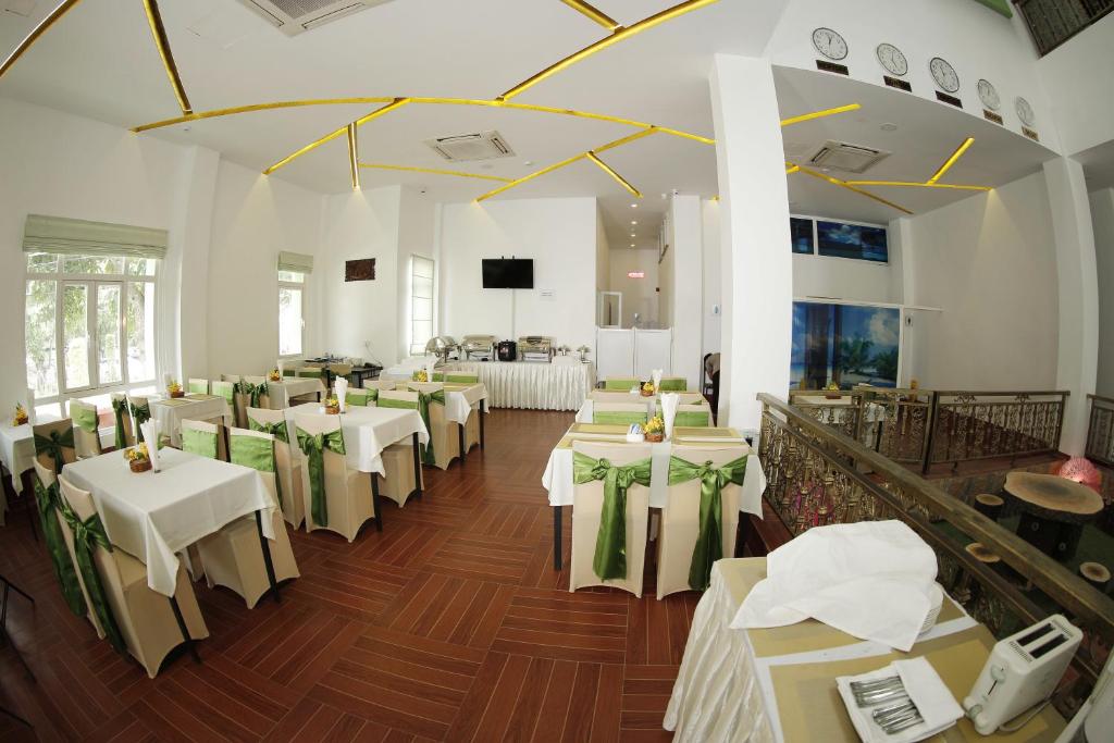 TV a/nebo společenská místnost v ubytování Virtue Highland Hotel