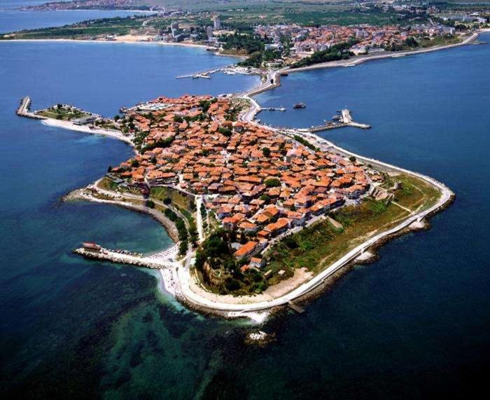 eine Insel inmitten eines Wasserkörpers in der Unterkunft Julia Vigo Panorama apartments in Nessebar