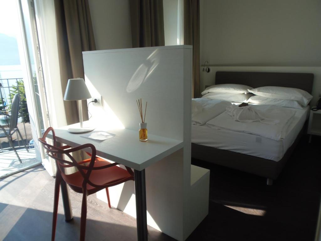 Postel nebo postele na pokoji v ubytování Albergo Dongo
