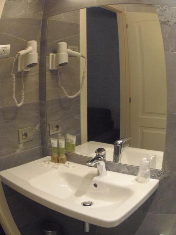 Koupelna v ubytování Albergo Dongo