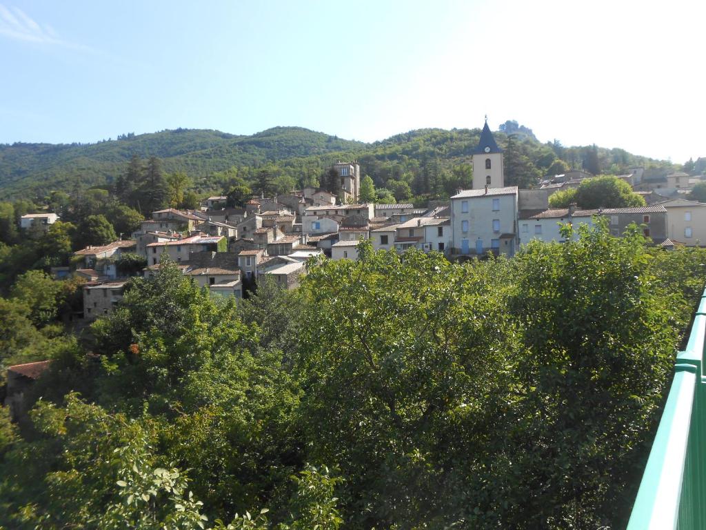 una ciudad desde lo alto de una colina con árboles en Le Merlanson chambres d'hôtes, en Bez-et-Esparon