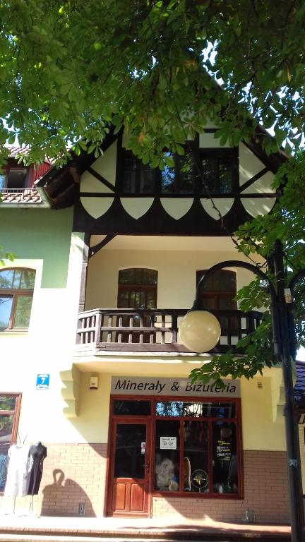 ポラニツァ・ズドルイにあるBiały apartamentのバルコニー付きの建物の正面
