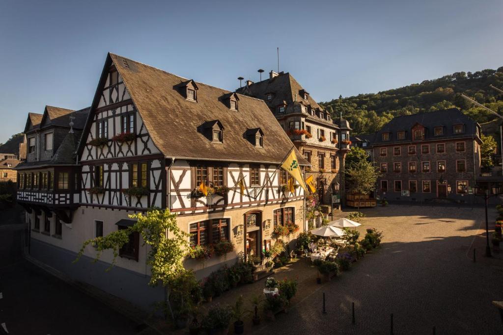 un viejo edificio en medio de una ciudad en Hotel Weiler en Oberwesel