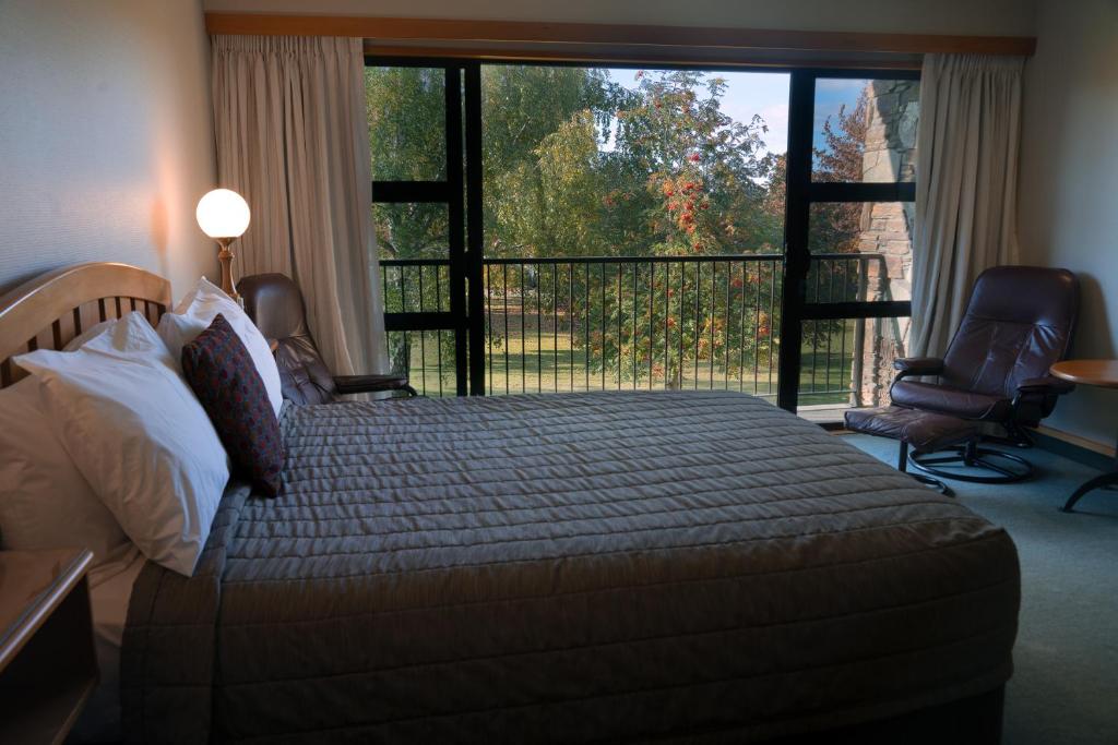 Postel nebo postele na pokoji v ubytování Distinction Mackenzie Country Hotel