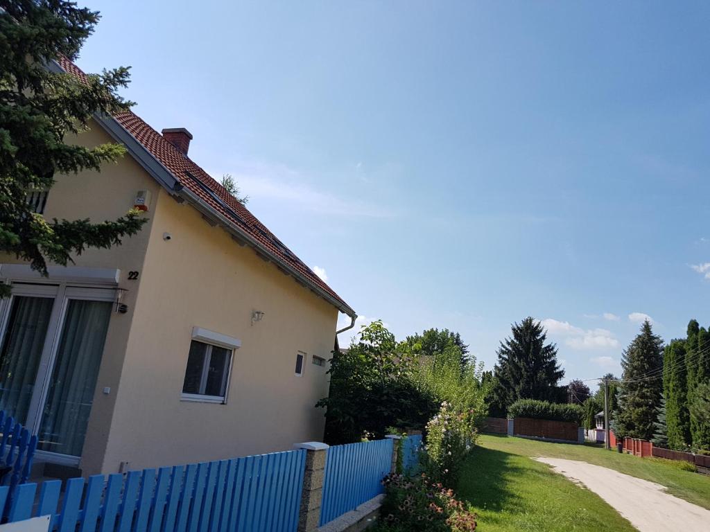 Budova, v ktorej sa dovolenkový dom nachádza
