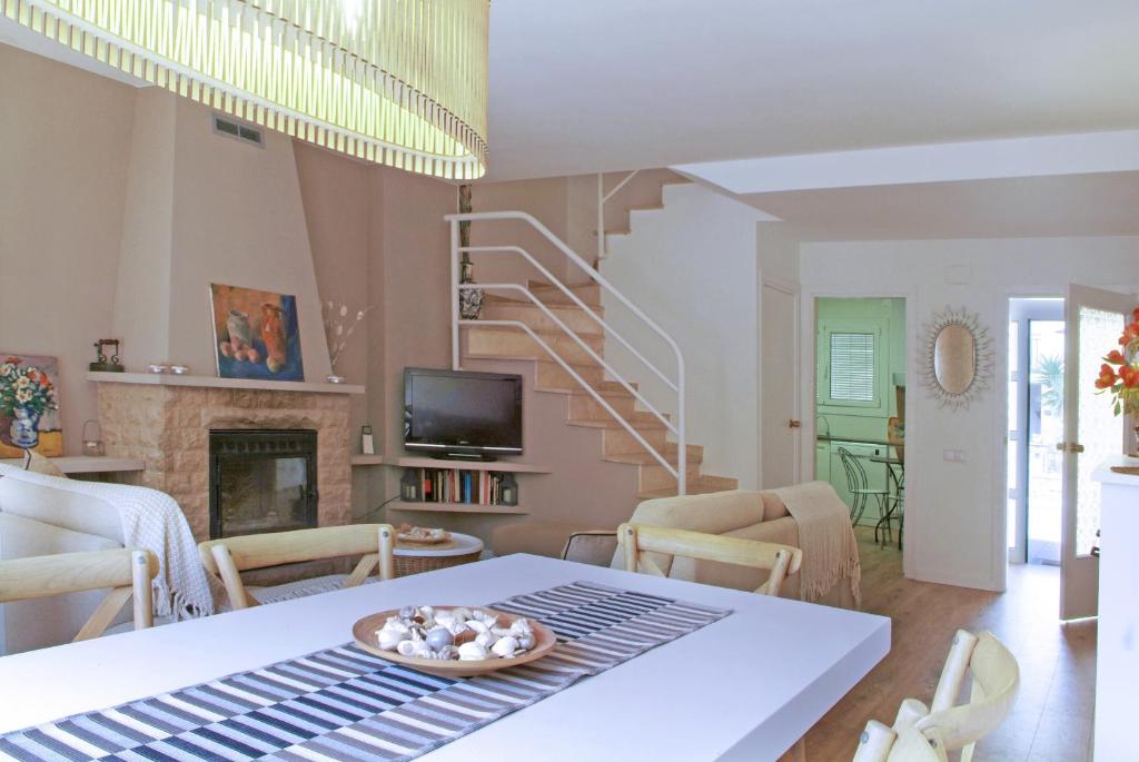 Televízia a/alebo spoločenská miestnosť v ubytovaní Vivalidays Casa Pinell - Palafolls - Costa Barcelona