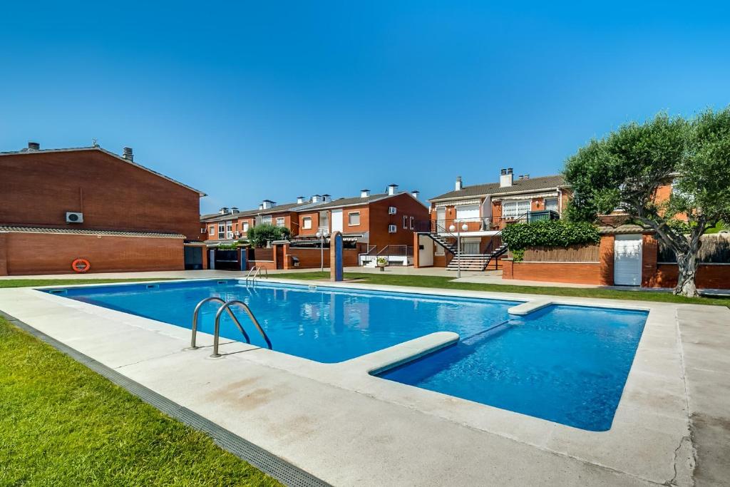 Vivalidays Casa Pinell - Palafolls - Costa Barcelona في بالافولس: مسبح في الحديقة الخلفية للمنزل