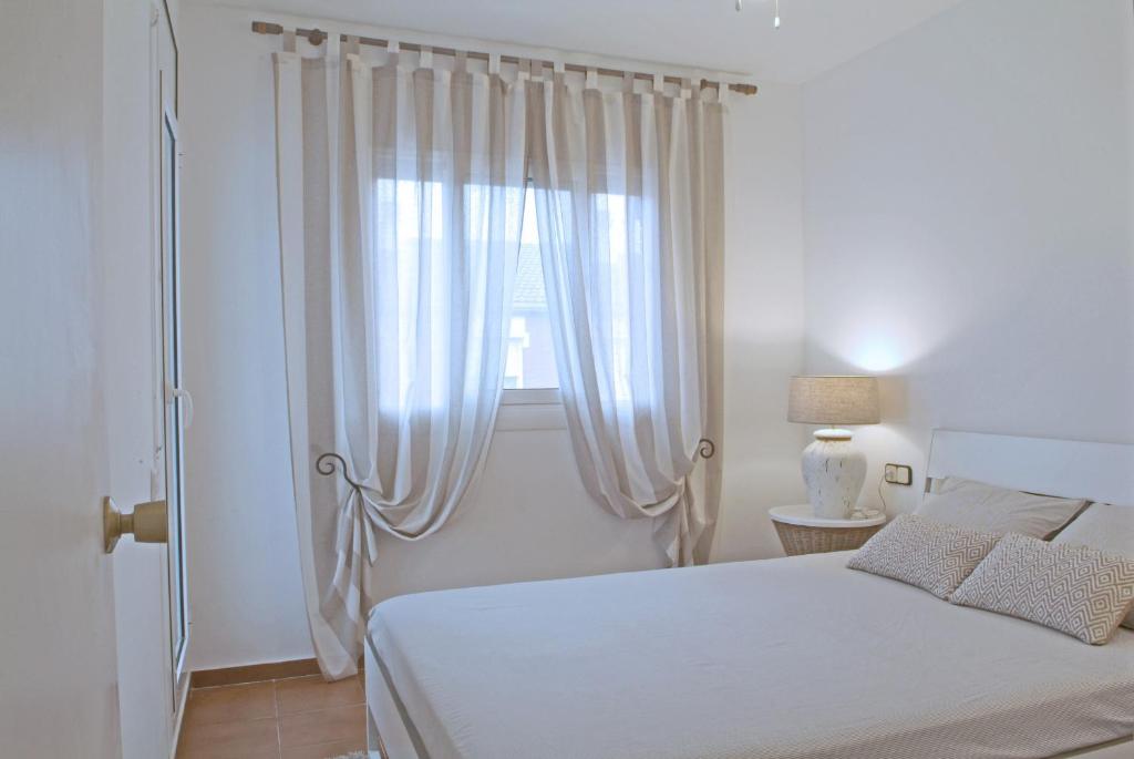 Posteľ alebo postele v izbe v ubytovaní Vivalidays Casa Pinell - Palafolls - Costa Barcelona