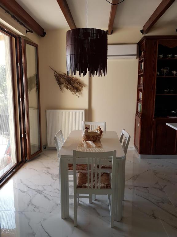Część wypoczynkowa w obiekcie Onirozo Koroni Private Villa