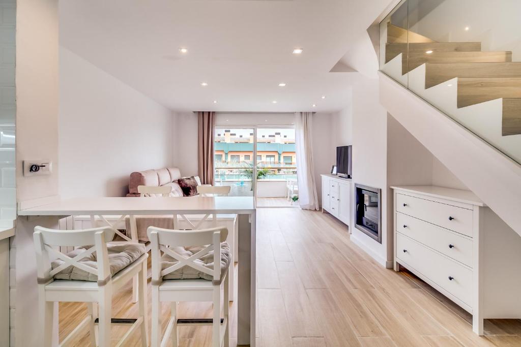 cocina con escalera y sala de estar. en Vivalidays Elisabet, en Palafolls