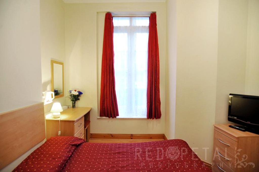 Postel nebo postele na pokoji v ubytování Elmwood Hotel