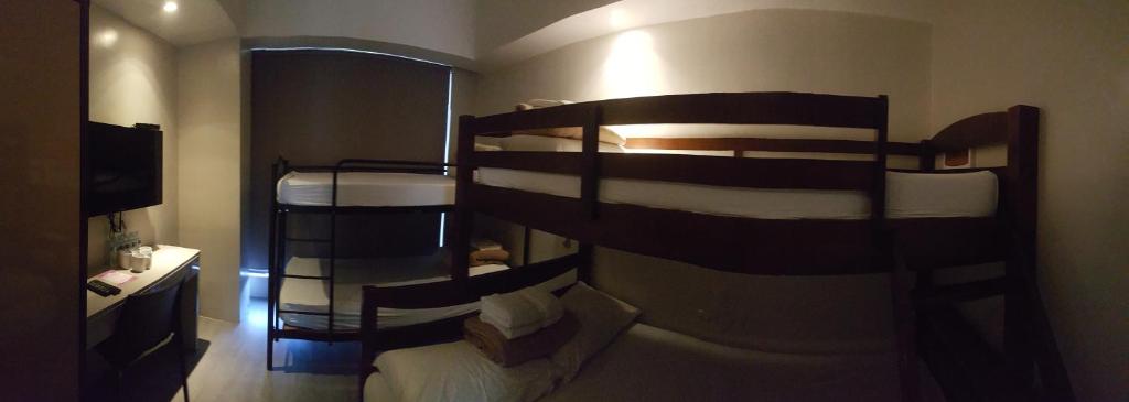 Postel nebo postele na pokoji v ubytování Mabolo Royal Hotel