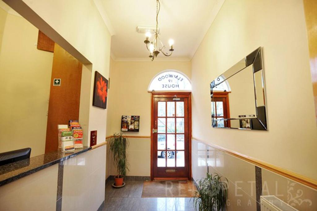 Kuchyň nebo kuchyňský kout v ubytování Elmwood Hotel