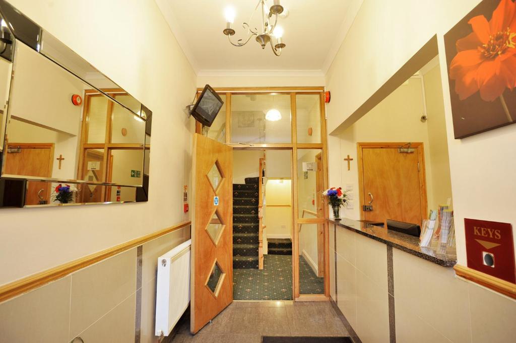 Kuchyň nebo kuchyňský kout v ubytování Elmwood Hotel