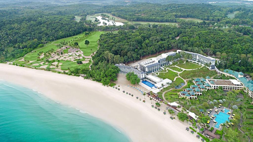 una vista aerea di un resort sulla spiaggia di Cassia Bintan a Lagoi