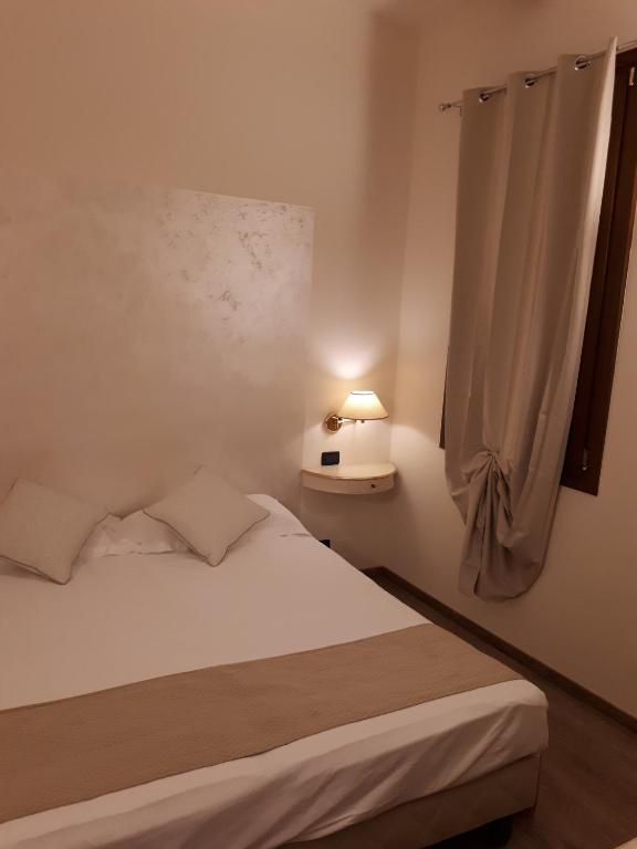 A bed or beds in a room at Cà Doge