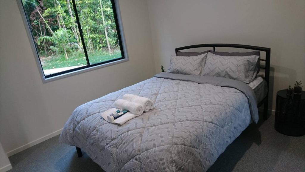 Postel nebo postele na pokoji v ubytování Daintree Peaks ECO Stays