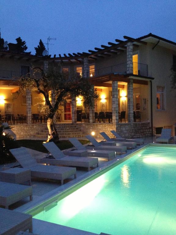 Bazén v ubytování Hotel Baia dei Pini nebo v jeho okolí