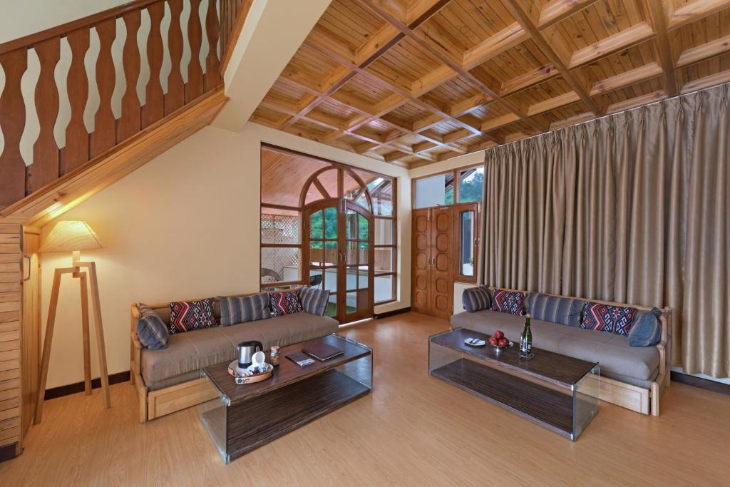 Posezení v ubytování Bravia Hotel Manali Inn