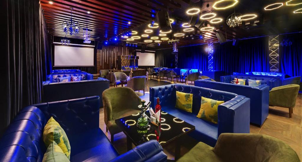 Posezení v ubytování Bravia Hotel Manali Inn
