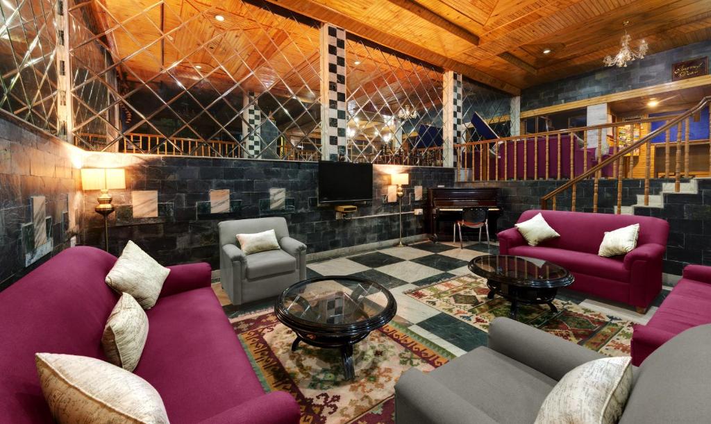 Posezení v ubytování Bravia Hotel Manali Inn