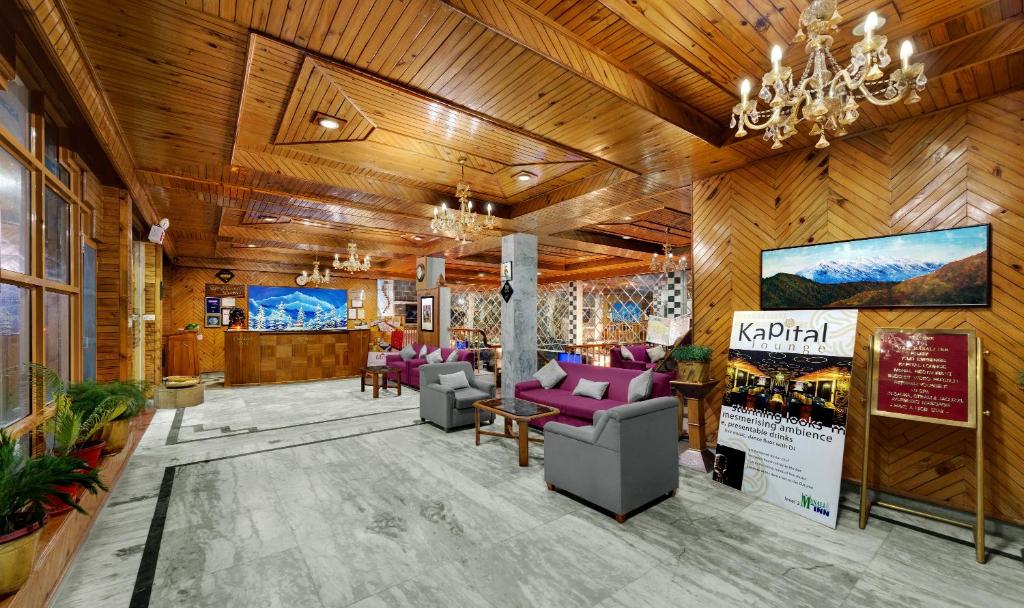 TV a/nebo společenská místnost v ubytování Bravia Hotel Manali Inn