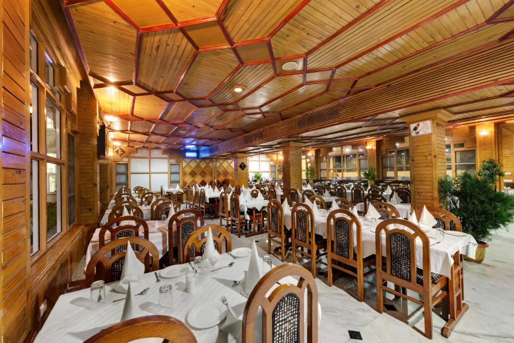 Restaurace v ubytování Bravia Hotel Manali Inn