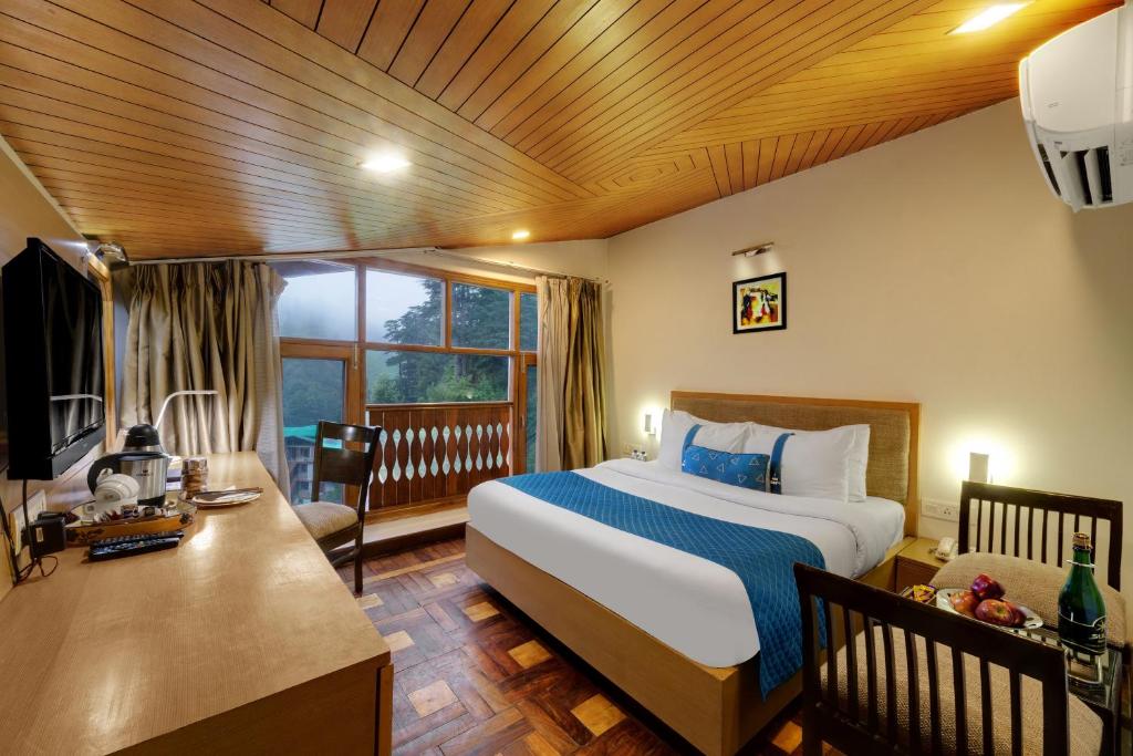 Postel nebo postele na pokoji v ubytování Bravia Hotel Manali Inn