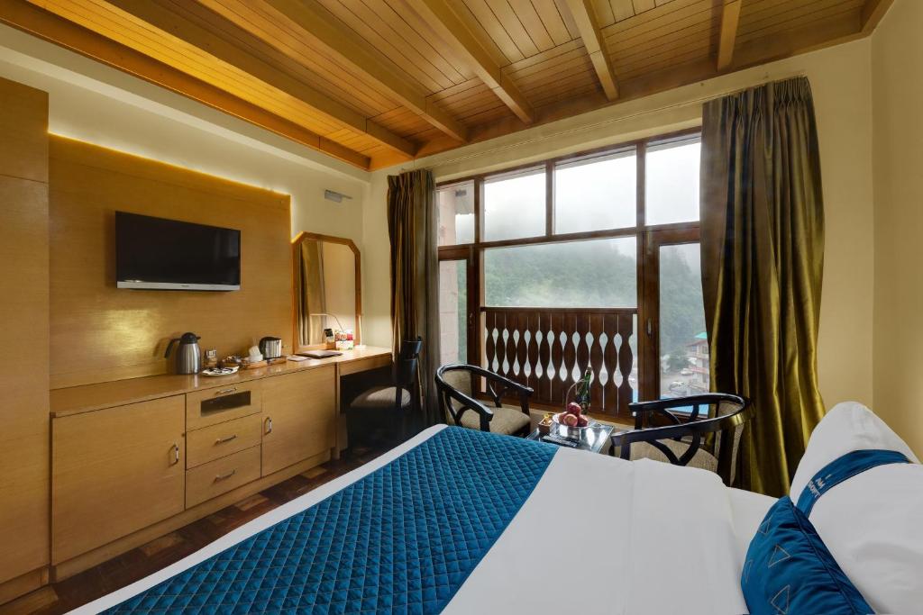 Postel nebo postele na pokoji v ubytování Bravia Hotel Manali Inn
