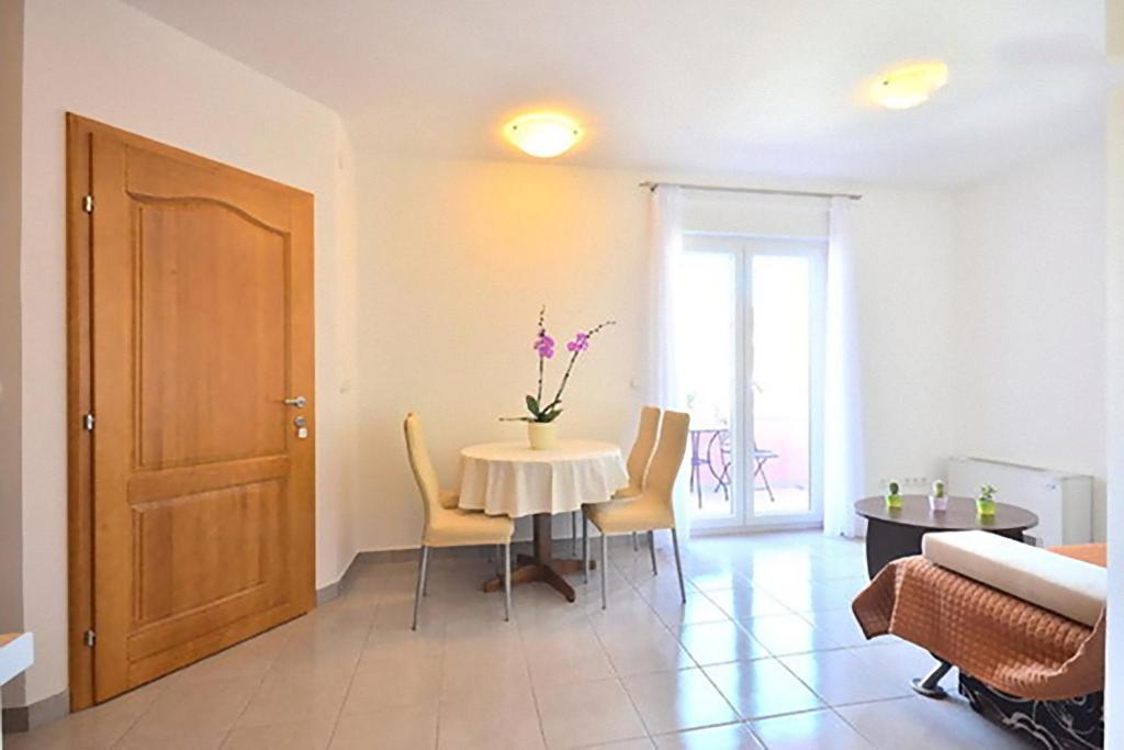 Apartments Bonsai - One-Bedroom Apartment With Balcony And Sea View