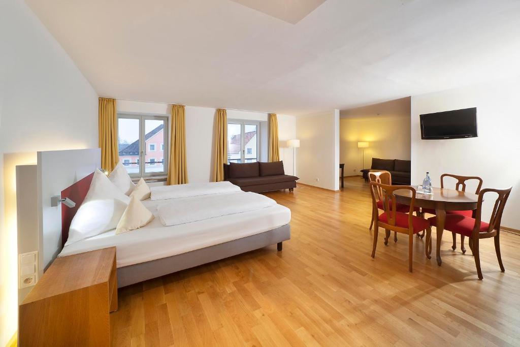 TV a/nebo společenská místnost v ubytování AKZENT Brauerei Hotel Hirsch