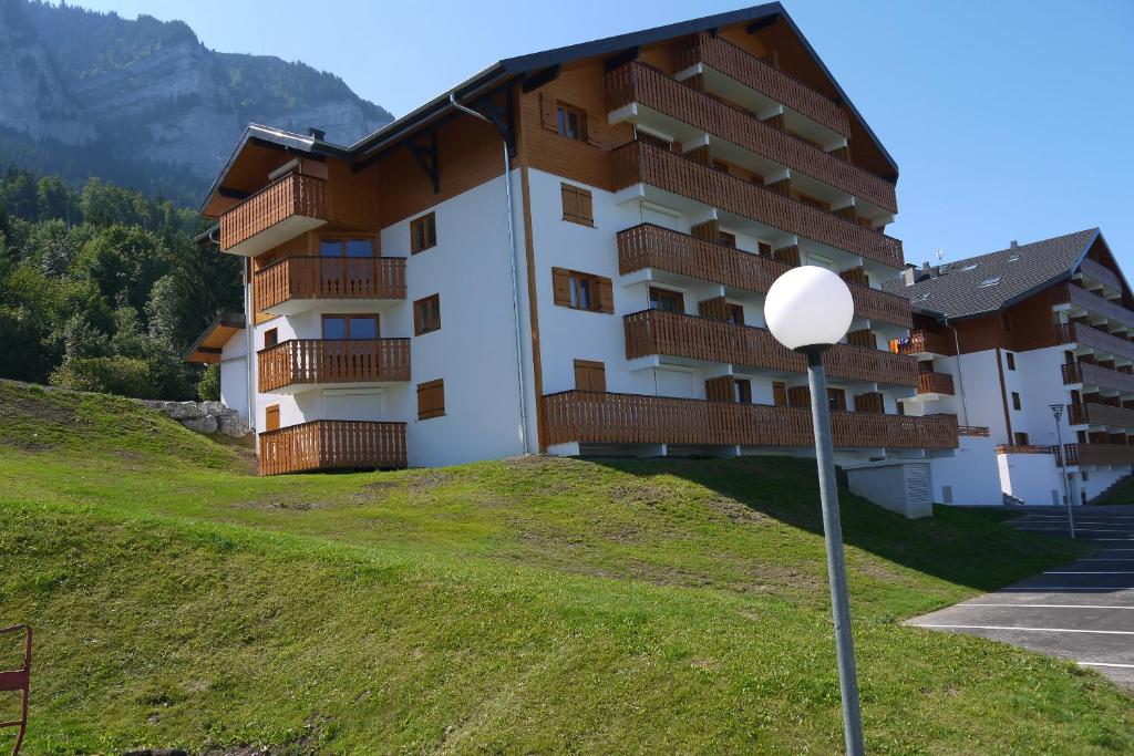 un bâtiment au sommet d'une colline avec un éclairage de rue dans l'établissement Chalet Le Télémark, à Thollon-les-Mémises