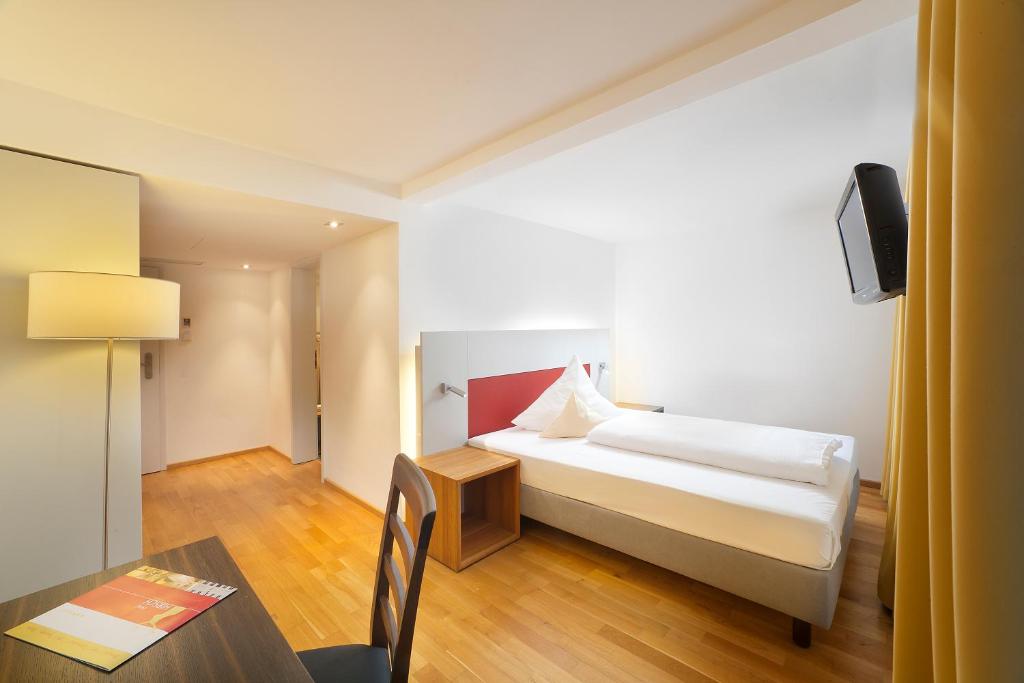 Postel nebo postele na pokoji v ubytování AKZENT Brauerei Hotel Hirsch