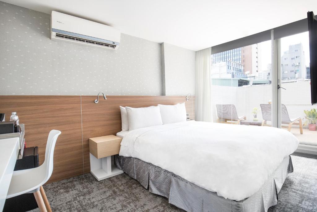 A bed or beds in a room at Cityinn Hotel Taipei Station Branch I