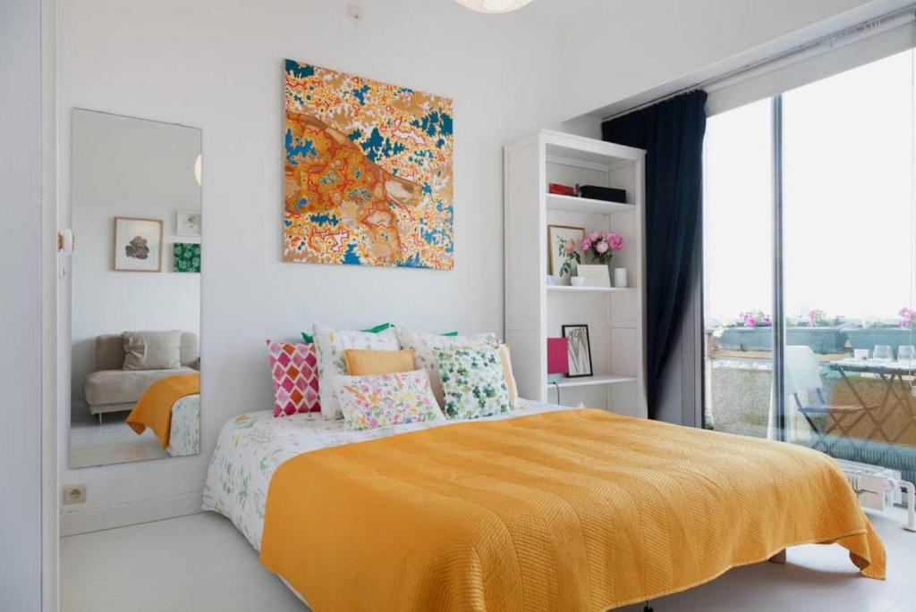 ein Schlafzimmer mit einem Bett mit einer gelben Decke in der Unterkunft Lovely View Ensuite Room in Brüssel