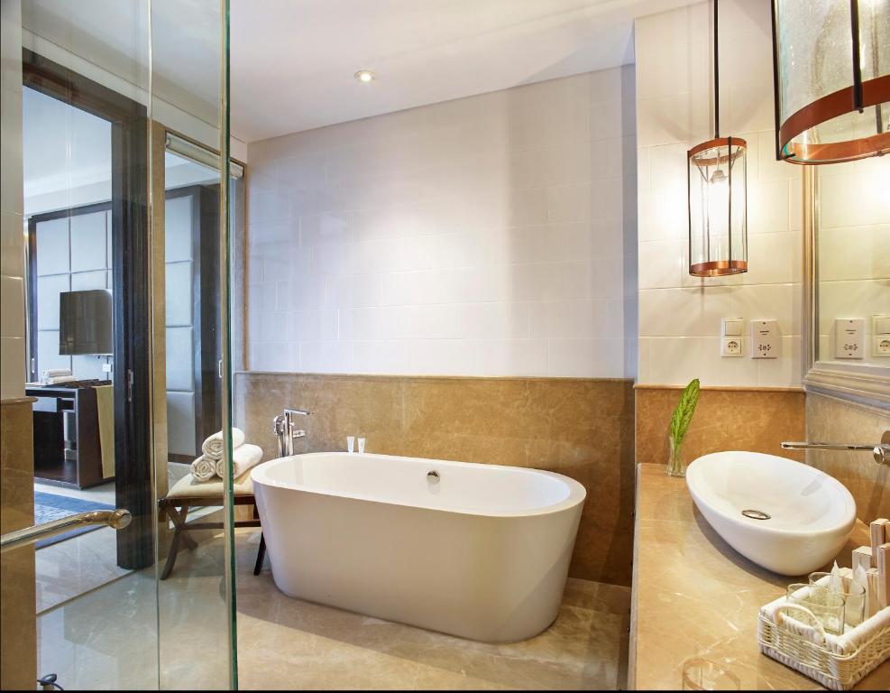 Kamar mandi di Jambuluwuk Oceano Seminyak Hotel