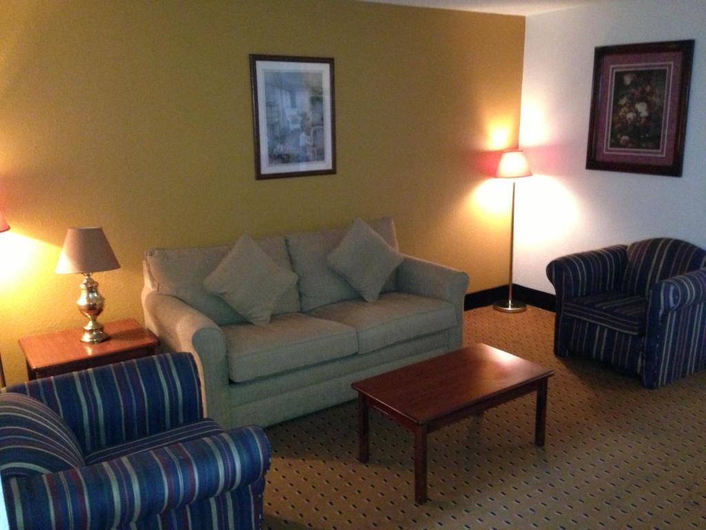 Brentwood Inn & Suites - Rey Suite