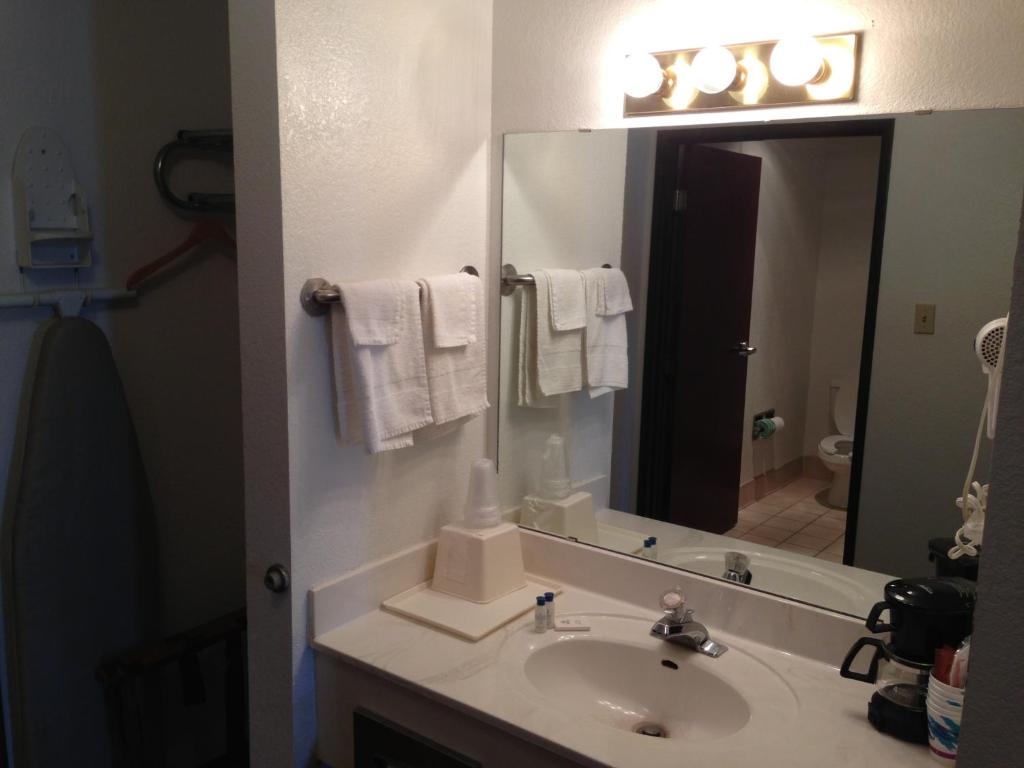Brentwood Inn & Suites - Queen Room Met Twee Queensize Bedden - Niet -roken
